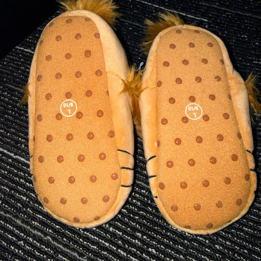 Cat & Jack Lion Slippers Kids Size L 9-10 Beige New Faux Fur Mane